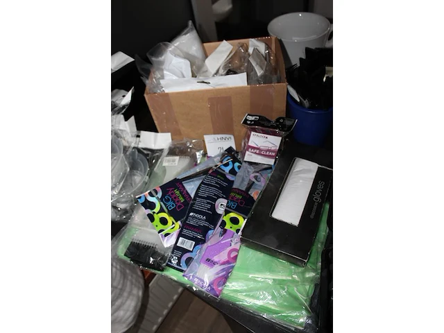 Diverse kappersproducten en disposables w.o. klemmen, kwasten, watten en verfbakjes. - afbeelding 3 van  3
