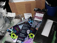 Diverse kappersproducten en disposables w.o. klemmen, kwasten, watten en verfbakjes. - afbeelding 3 van  3
