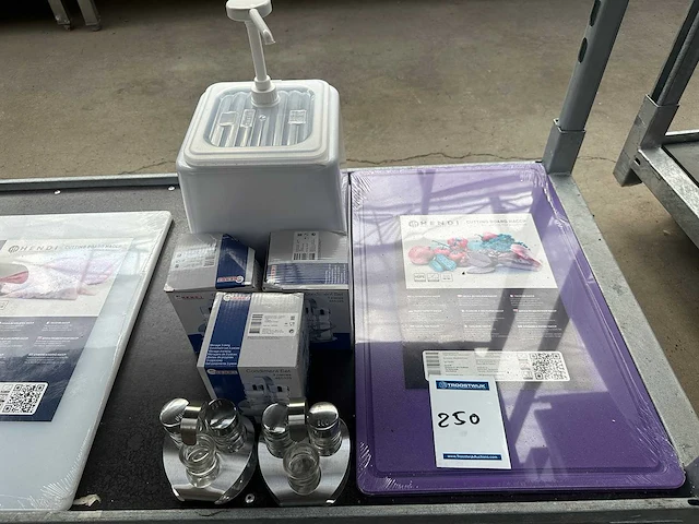 Diverse keukenbenodigdheden - afbeelding 1 van  4