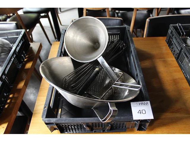 Diverse keukengereedschap waaronder gardes, trechter en frietbak. - afbeelding 1 van  3