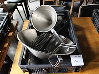 Diverse keukengereedschap waaronder gardes, trechter en frietbak. - afbeelding 1 van  3