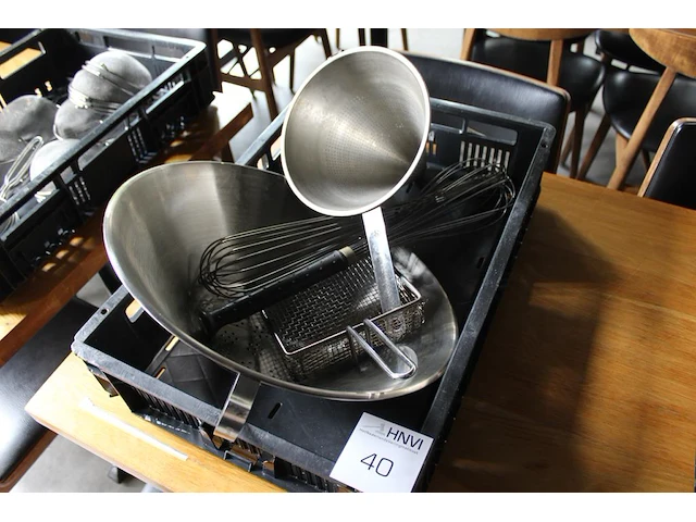 Diverse keukengereedschap waaronder gardes, trechter en frietbak. - afbeelding 2 van  3