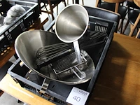 Diverse keukengereedschap waaronder gardes, trechter en frietbak. - afbeelding 2 van  3