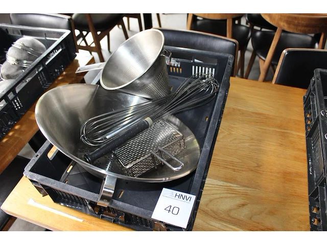 Diverse keukengereedschap waaronder gardes, trechter en frietbak. - afbeelding 3 van  3