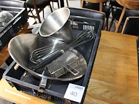 Diverse keukengereedschap waaronder gardes, trechter en frietbak. - afbeelding 3 van  3