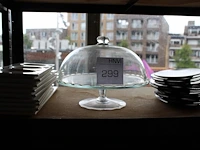 Diverse keukenproducten waaronder dienschalen, bakblikken, bordjes, theepotjes, kommen, pannetjes, taartpl... - afbeelding 2 van  6