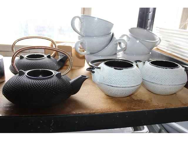 Diverse keukenproducten waaronder dienschalen, bakblikken, bordjes, theepotjes, kommen, pannetjes, taartpl... - afbeelding 3 van  6
