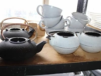 Diverse keukenproducten waaronder dienschalen, bakblikken, bordjes, theepotjes, kommen, pannetjes, taartpl... - afbeelding 3 van  6