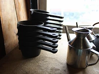 Diverse keukenproducten waaronder dienschalen, bakblikken, bordjes, theepotjes, kommen, pannetjes, taartpl... - afbeelding 4 van  6