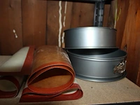 Diverse keukenproducten waaronder dienschalen, bakblikken, bordjes, theepotjes, kommen, pannetjes, taartpl... - afbeelding 5 van  6
