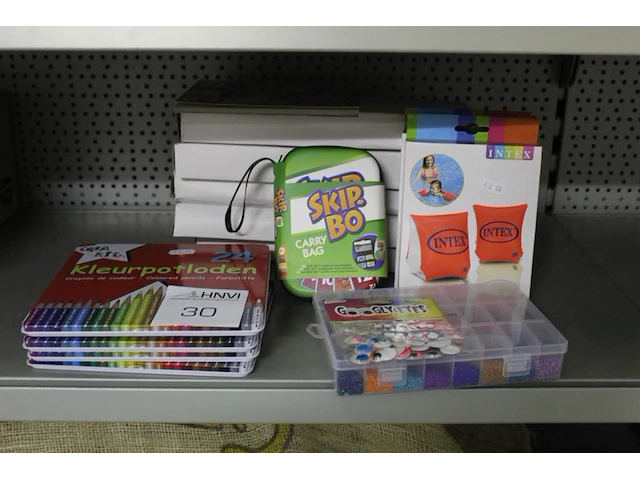 Diverse kinderartikelen waaronder googly eyes, zwembandjes, kleurpotloden en carry bag - afbeelding 1 van  2
