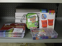Diverse kinderartikelen waaronder googly eyes, zwembandjes, kleurpotloden en carry bag - afbeelding 1 van  2