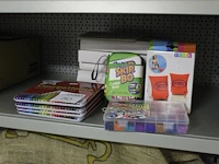 Diverse kinderartikelen waaronder googly eyes, zwembandjes, kleurpotloden en carry bag - afbeelding 2 van  2