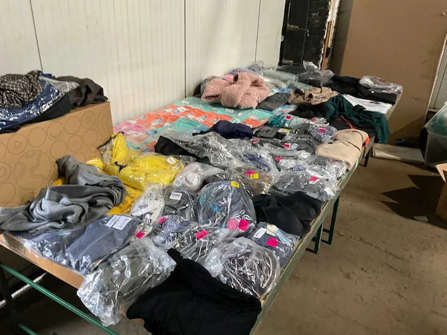 Diverse kleding (175x) - afbeelding 10 van  18