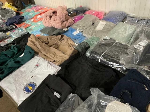 Diverse kleding (175x) - afbeelding 1 van  18