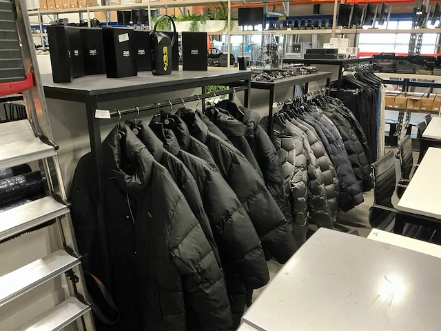 Diverse kledingrekken (3x) - afbeelding 2 van  3