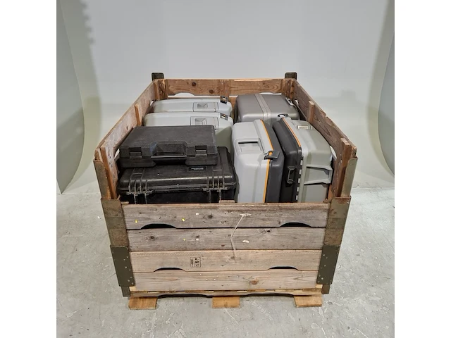Diverse koffers en kisten, o.a. samsonite - afbeelding 1 van  7