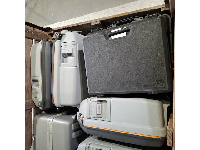 Diverse koffers en kisten, o.a. samsonite - afbeelding 7 van  7