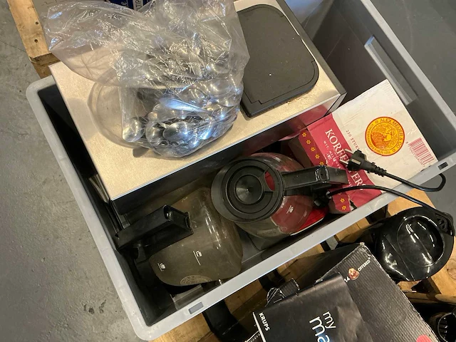 Diverse koffiemachines en toebehoren, thermoskannen, juicer, soepketels, juicer, broodrooster usa - afbeelding 2 van  13
