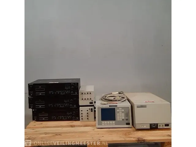 Diverse laboratorium apparatuur en multimedia o.a. sony - afbeelding 1 van  9
