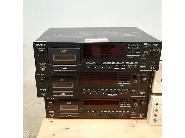 Diverse laboratorium apparatuur en multimedia o.a. sony - afbeelding 2 van  9
