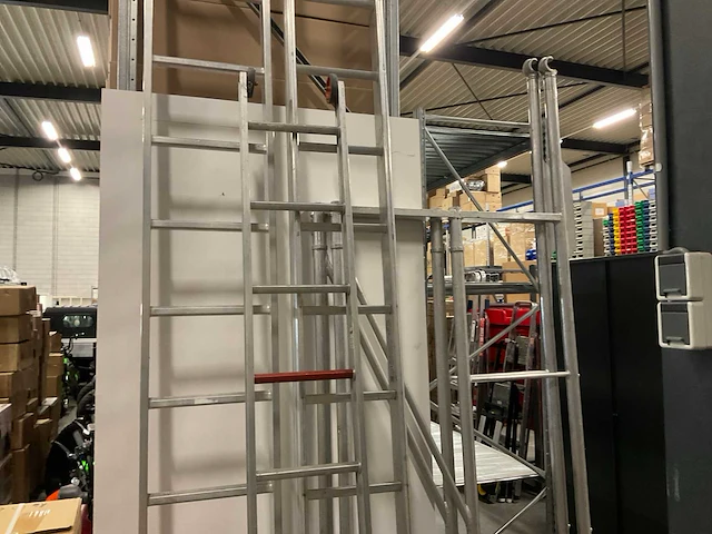 Diverse ladders en steigermateriaal (5x) - afbeelding 1 van  6