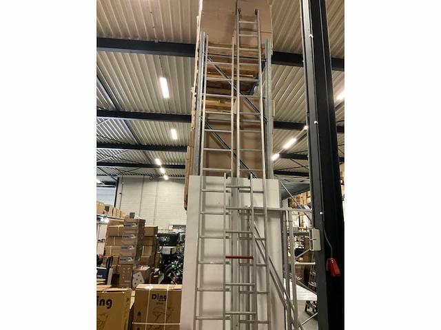Diverse ladders en steigermateriaal (5x) - afbeelding 2 van  6