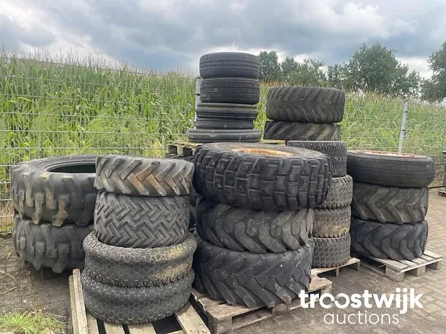 Diverse landbouw/grondverzet banden - afbeelding 1 van  3