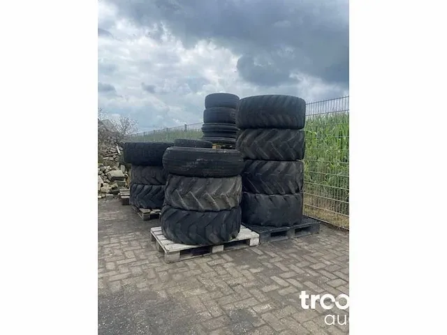 Diverse landbouw/grondverzet banden - afbeelding 2 van  3