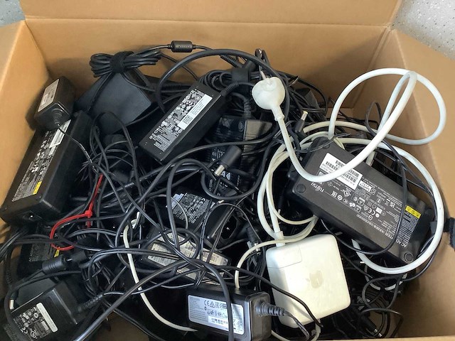 Diverse laptop adapters en adapters circa 30 - afbeelding 1 van  7