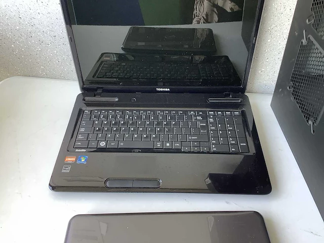 Diverse laptops en computers - afbeelding 2 van  10