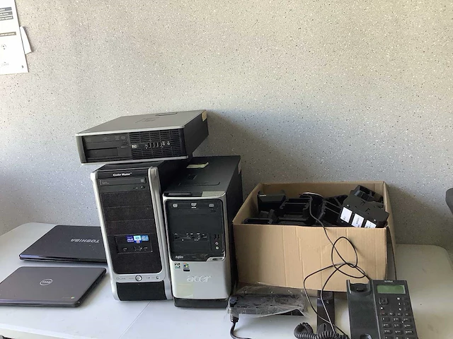 Diverse laptops en computers - afbeelding 1 van  10