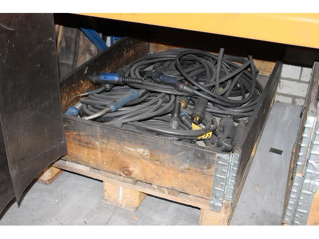 Diverse lastoortsen in palletbox. 9 stuks. - afbeelding 1 van  2