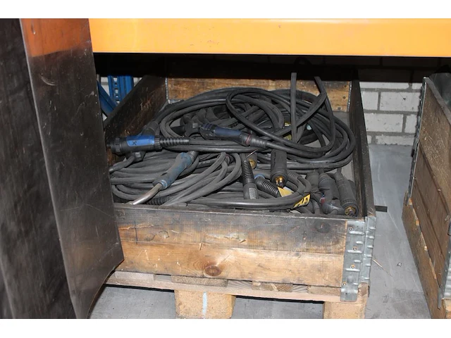 Diverse lastoortsen in palletbox. 9 stuks. - afbeelding 2 van  2