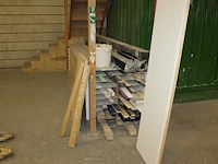 Diverse latten in houten stelling. - afbeelding 1 van  3