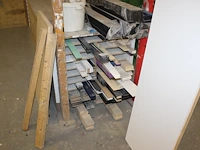 Diverse latten in houten stelling. - afbeelding 2 van  3