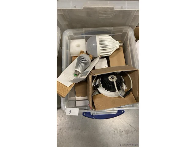 Diverse led lampen in kist - afbeelding 1 van  3