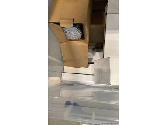 Diverse led lampen in kist - afbeelding 2 van  3