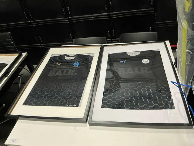 Diverse lijsten met voetbalshirts (8x) - afbeelding 2 van  3