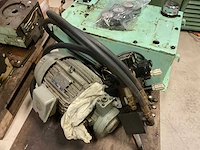 Diverse machine onderdelen, gereedschappen en accessoires - afbeelding 2 van  11