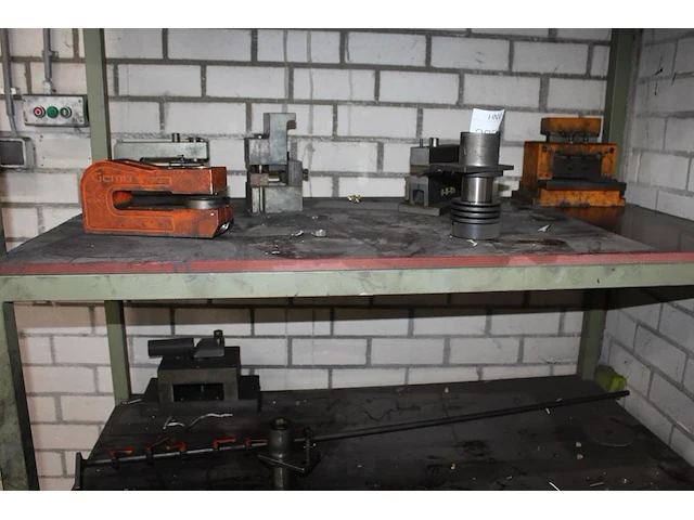 Diverse machine onderdelen in schappenkast o.a. weber en gama - afbeelding 1 van  5