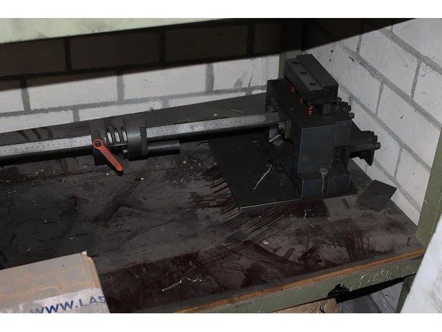 Diverse machine onderdelen in schappenkast o.a. weber en gama - afbeelding 2 van  5
