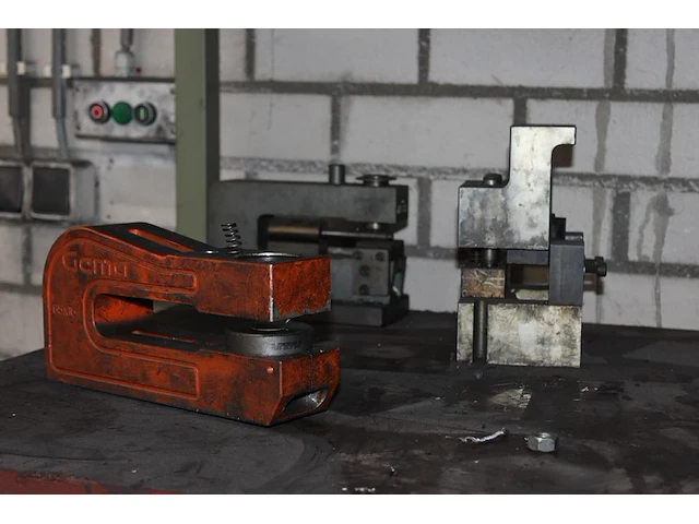 Diverse machine onderdelen in schappenkast o.a. weber en gama - afbeelding 4 van  5
