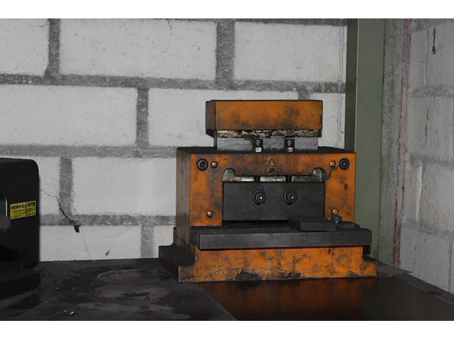 Diverse machine onderdelen in schappenkast o.a. weber en gama - afbeelding 5 van  5