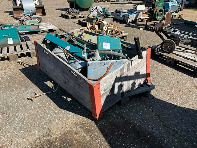 Diverse machine onderdelen - afbeelding 1 van  5