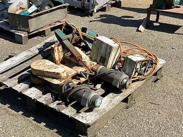 Diverse machine onderdelen - afbeelding 1 van  5