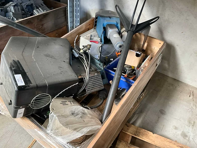 Diverse machine onderdelen - afbeelding 1 van  4