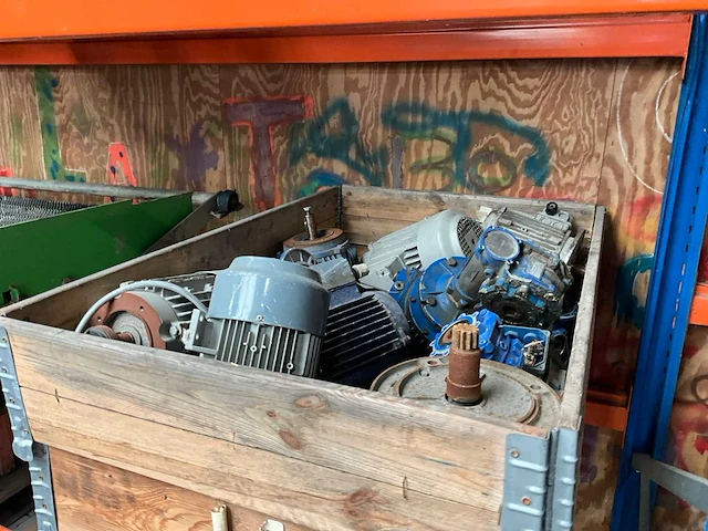 Diverse machine onderdelen - afbeelding 7 van  18