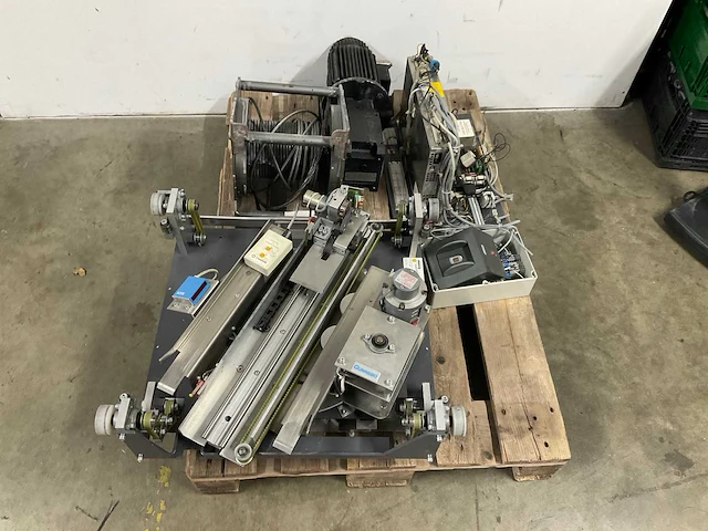 Diverse machinedelen - afbeelding 1 van  2