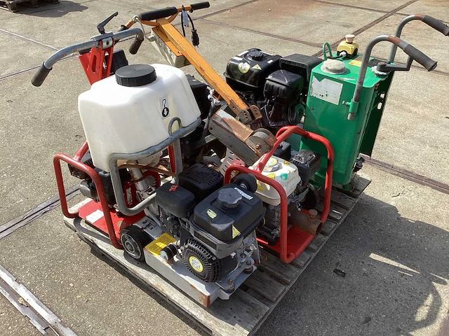 Diverse machines betonzagen en vlinder - afbeelding 3 van  4